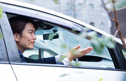 一歩進んで他車に配慮した運転の心がけを