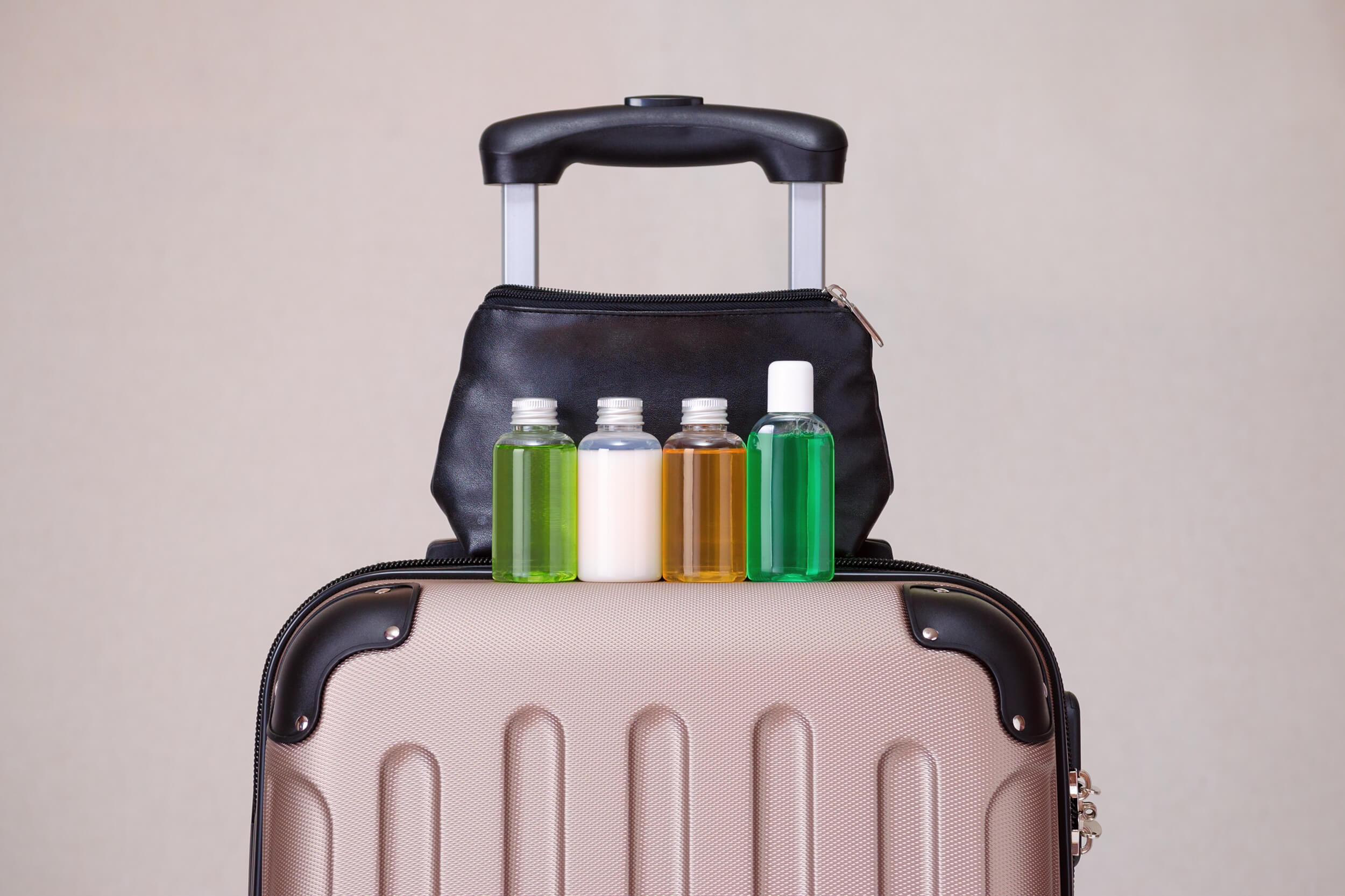国際線は「100mL（g）を超える容器に入ったあらゆる液体物について、機内持ち込み手荷物にできない」